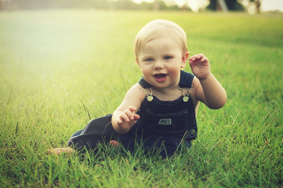 baby dreng i græsset
