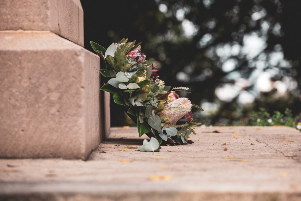 Vælg de rette blomster til afskeden