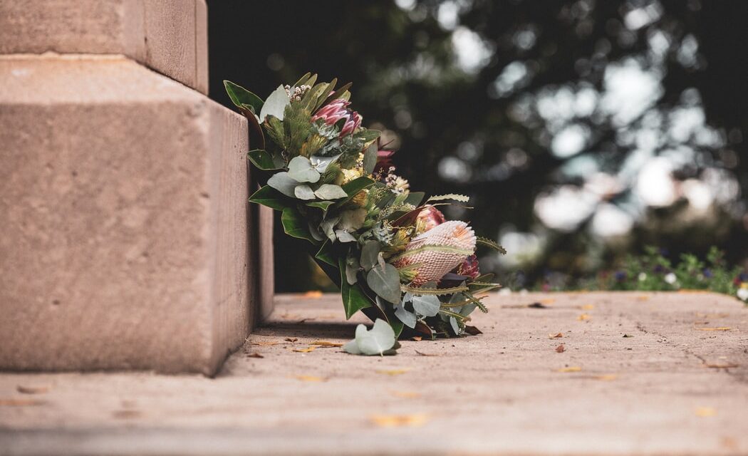 Vælg de rette blomster til afskeden